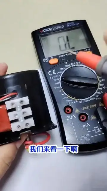 這個單相電機有三個接線柱，測一下它的兩個繞組